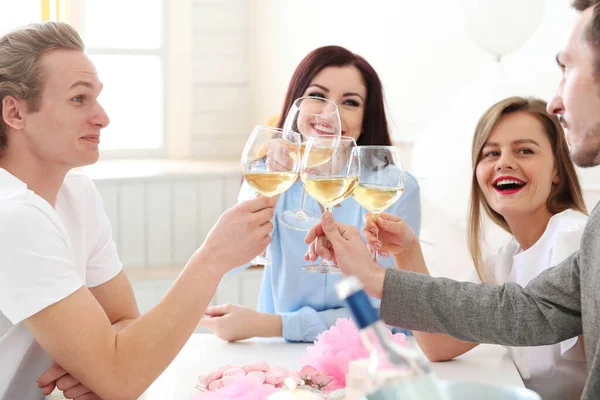 Eine Gruppe Von Freunden Die Sich Bei Einer Weinparty Hause — Stockfoto