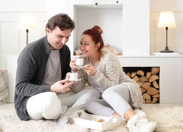 Junges Und Nettes Paar Frühstückt Morgens Mit Frischem Kaffee — Stockfoto