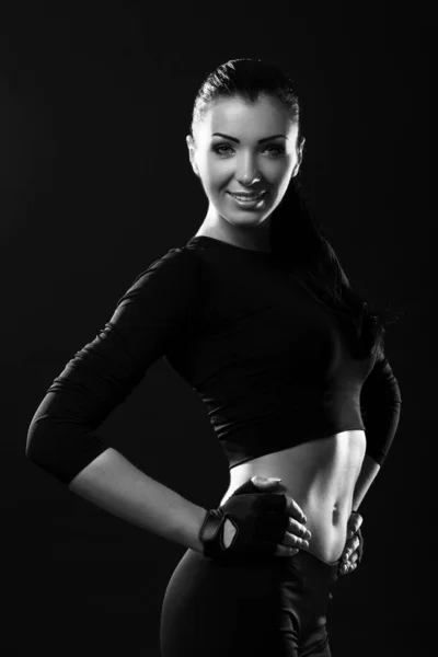 Linda Menina Fitness Sorridente Sobre Fundo Preto — Fotografia de Stock