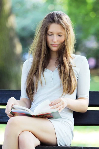 Молода Красива Дівчина Сидить Лавці Читає Книгу — стокове фото