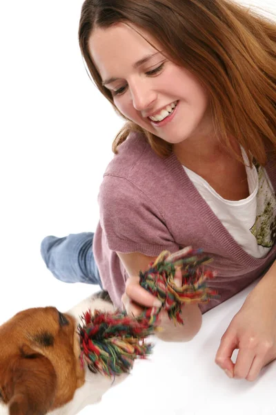 Щаслива Молода Жінка Грає Своєю Собакою Білому Тлі — стокове фото