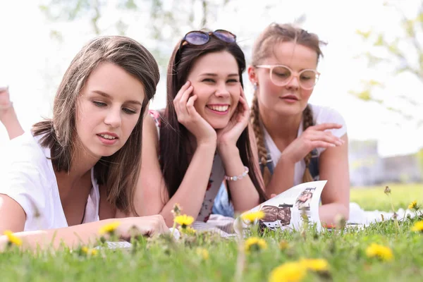 Vriendschap Vrouwen Het Park Overdag — Stockfoto