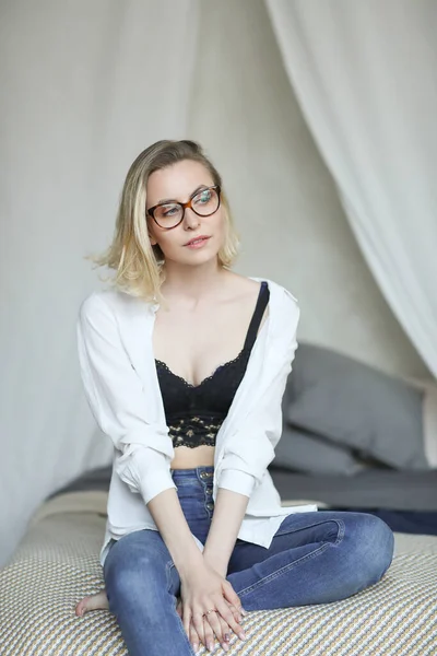 Moda Donna Con Reggiseno Nero — Foto Stock