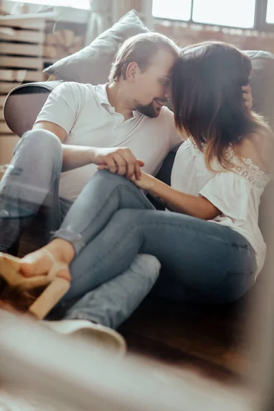 Retrato Casal Bonito Encantador Relaxante Casa — Fotografia de Stock