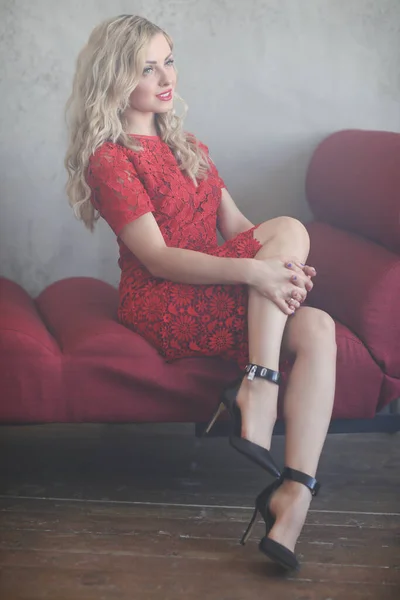 Hermosa Mujer Rubia Vestido Rojo — Foto de Stock