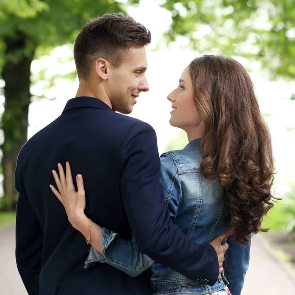 Linda Pareja Joven Parque —  Fotos de Stock