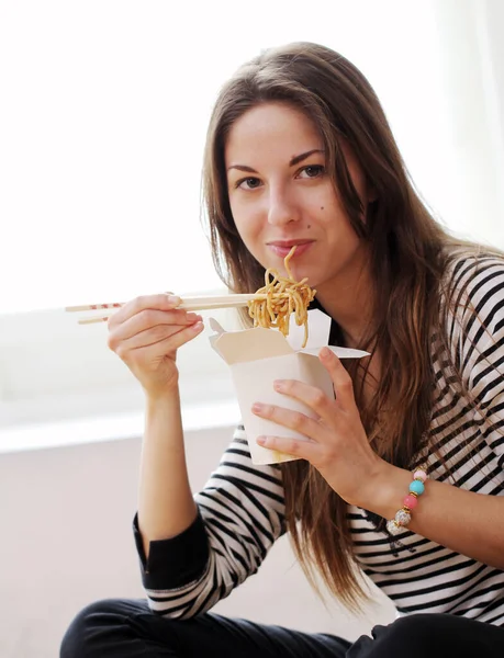 Ευτυχισμένη Γυναίκα Τρώει Νουντλς Στο Σπίτι — Φωτογραφία Αρχείου
