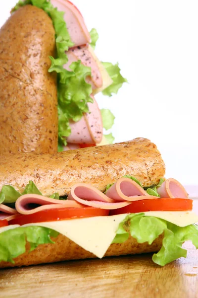 Sandwich Frais Savoureux Sur Fond Blanc — Photo