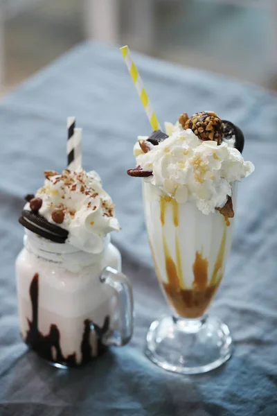 Délicieux Milkshakes Sur Table — Photo