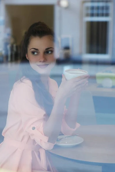 Wypoczynek Piękna Kobieta Kawiarni — Zdjęcie stockowe