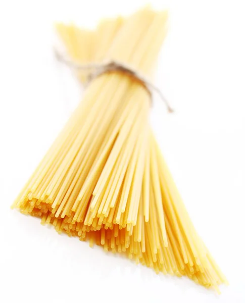 Nahaufnahme Von Ungekochten Spaghetti Vor Weißem Hintergrund — Stockfoto