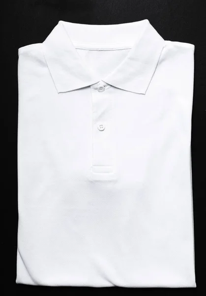 Weißes Hemd Auf Schwarzem Hintergrund — Stockfoto