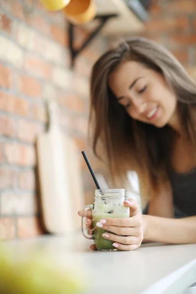 Mujer Encantadora Con Delicioso Batido — Foto de Stock