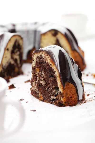 Lezzetli, yuvarlak pasta masada.