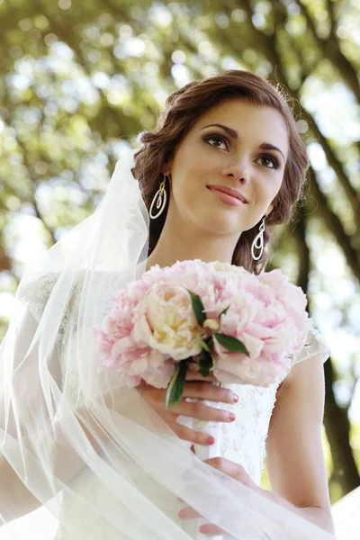 美丽的新娘 花束点缀在公园里 — 图库照片