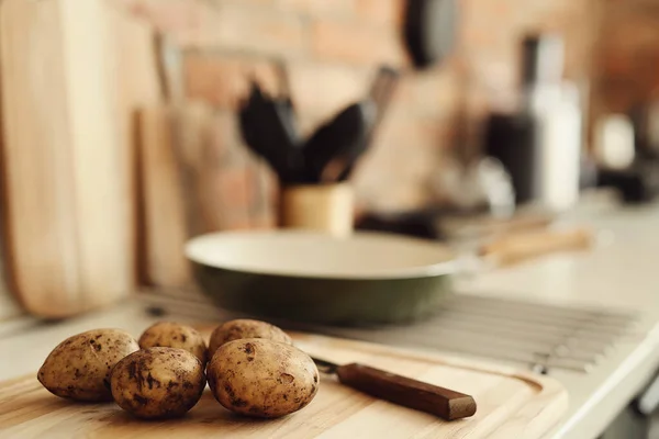 Кухня Готовка Сырой Картофель Доске — стоковое фото