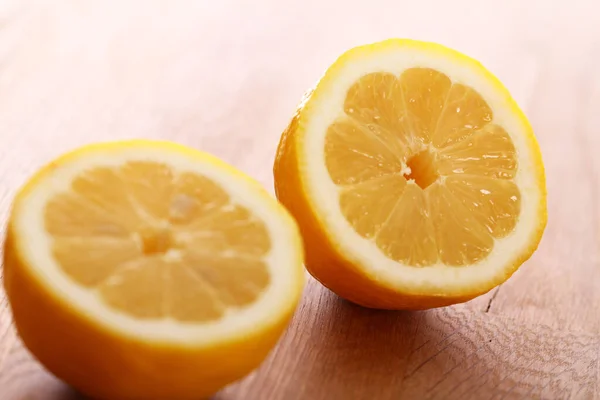 板の上の新鮮なレモンの閉じる — ストック写真
