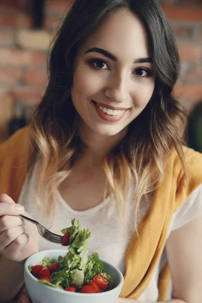 Chica Encantadora Cocina — Foto de Stock