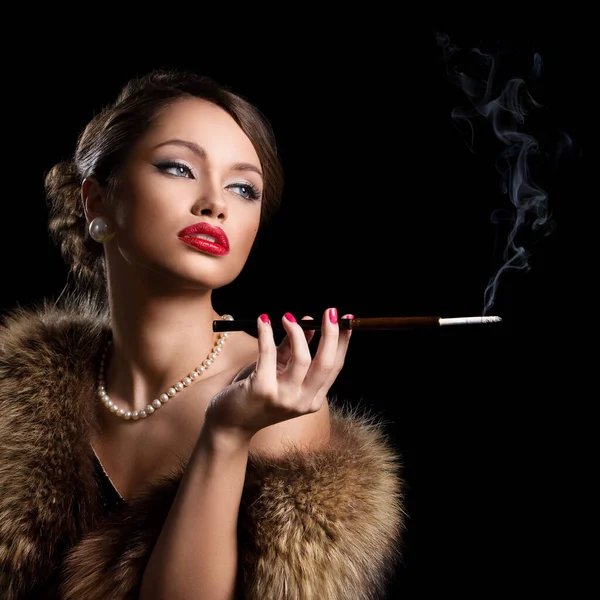 ヴィンテージ レトロ タバコを吸う豪華な女性 — ストック写真