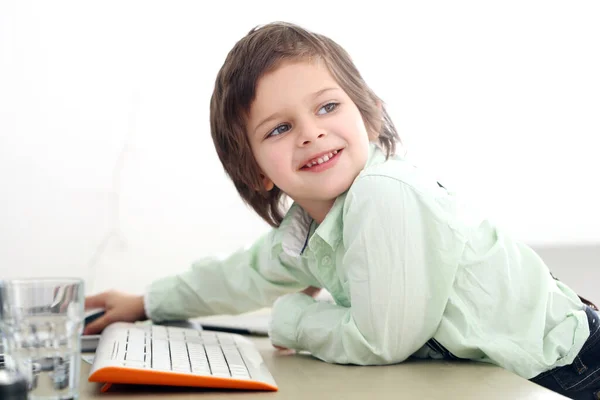 Adorable Lindo Niño Con Una Camisa Blanca —  Fotos de Stock