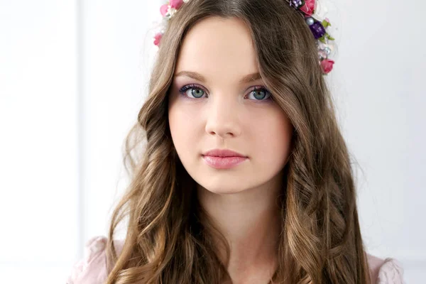 Bonito Menina Com Flores Cabeça — Fotografia de Stock