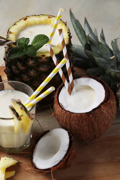 코코넛과 파인애플 칵테일 — 스톡 사진