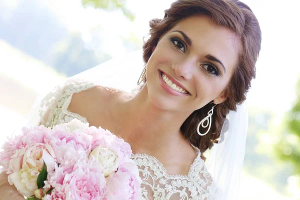 Mooie Jonge Bruid Met Boeket Bloemen Poseren Het Park — Stockfoto