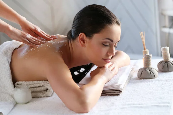 Młoda Kobieta Piękny Relaks Podczas Masażu Spa Salon — Zdjęcie stockowe