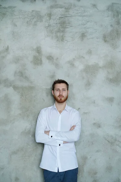 Schöner Junger Mann Weißen Hemd Posiert Auf Grauer Wand — Stockfoto