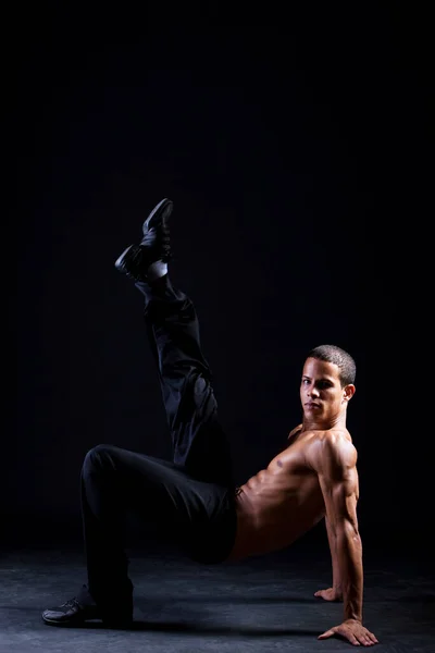 Νέοι Και Μυϊκή Ισπανικός Χορευτής Πάνω Από Μαύρο Φόντο — Φωτογραφία Αρχείου