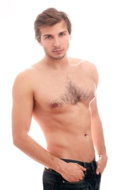 Stüdyoda poz veren yakışıklı genç adam.