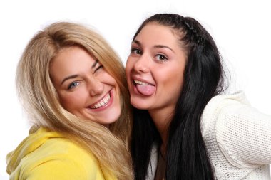 Genç ve güzel kadınlar evde eğleniyor.