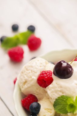 Kasede böğürtlenli lezzetli dondurma.