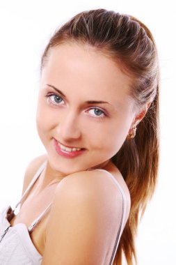 Beyaz arka planda poz veren genç ve güzel bir kız.