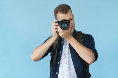 yakışıklı ile a fotoğraf makinesi