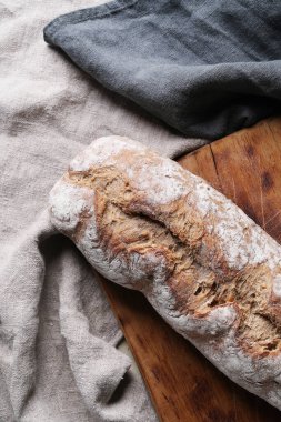 Ekmek somunu masada.