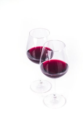 Beyaz arka planda kırmızı şarap