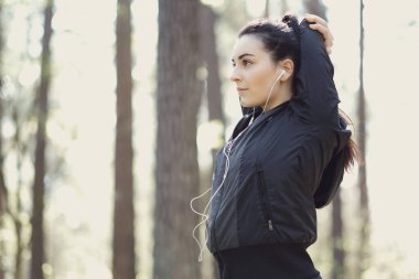Açık hava sporu. Ormanda egzersiz yap.