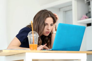 dizüstü bilgisayar ile güzel ve süslü kadın