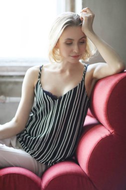 Kırmızı bir kanepede güzel bir kadın