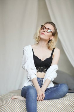 Moda. Siyah sütyenli kadın.