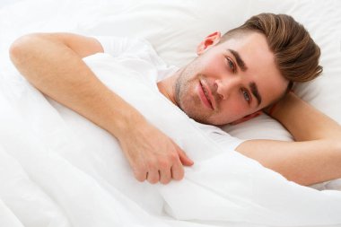 - Eve. Yatakta yakışıklı bir adam.