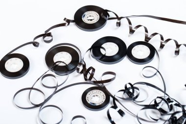 Beyaz arkaplanda karışık ses bandı