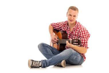 Tahta gitarlı genç bir müzisyen.