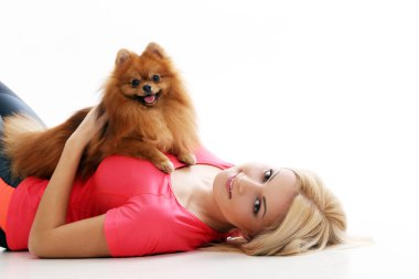 Güzel, sarışın bir kız ve bir köpek