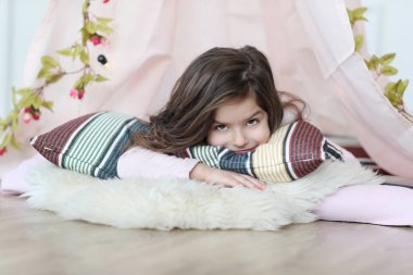 Çocukluk. Evdeki güzel kız.