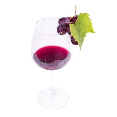 Beyaz arka planda kırmızı şarap