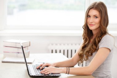 Öğrenci, ofis. Masanın yanında sevimli, güzel bir kadın var.