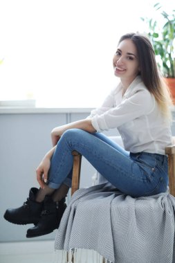 Sıradan. Evdeki güzel kadın.
