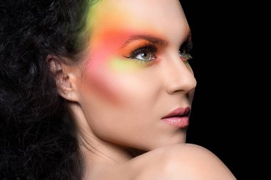 Renkli makyajlı güzel bir kız.